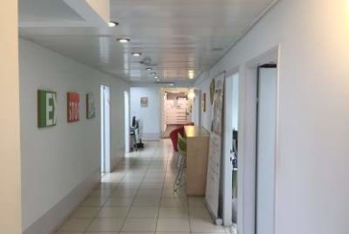 מסדרון משרדים נהדרים משופצים כחדשים להשכרה על ציר יגאל אלון