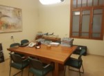חדר ישיבות של משרדים מיוחדים להשכרה בבניין לשימור בתל אביב