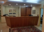 עמדה קבלה של משרדים מיוחדים להשכרה בבניין לשימור בתל אביב