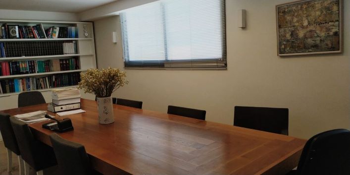 חדר ישיבות במשרדים להשכרה בשכונת מונטיפיורי תל אביב עם מרפסת