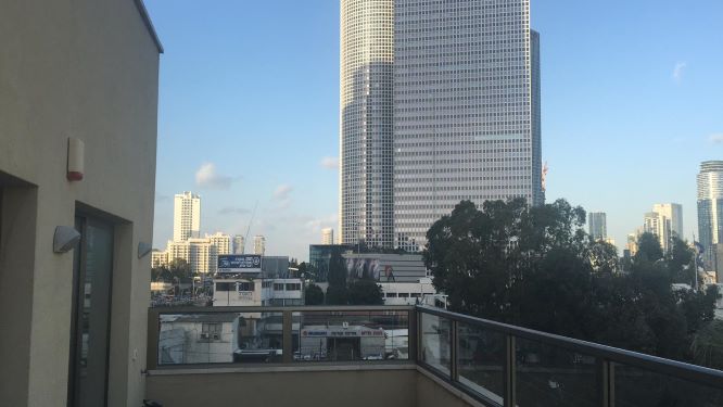 נוף ממרפסת של משרדים להשכרה בשכונת מונטיפיורי תל אביב עם מרפסת