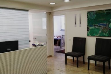 קבלה של משרדים להשכרה בשכונת מונטיפיורי תל אביב עם מרפסת