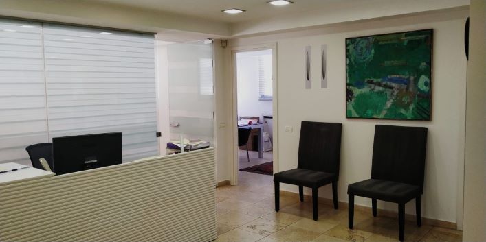 קבלה של משרדים להשכרה בשכונת מונטיפיורי תל אביב עם מרפסת