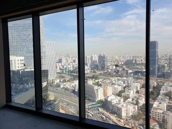 228 מ"ר משרדים למכירה במגדלי הארבעה קו' גבוהה, חלונות גדולים