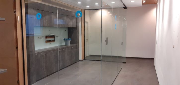220 מ"ר משרד יפייפה להשכרה בהרצליה, 2 חדרי עבודה
