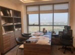 משרדים מטופחים בקומה גבוהה בבסר 2, חדר עבודה עם חלון