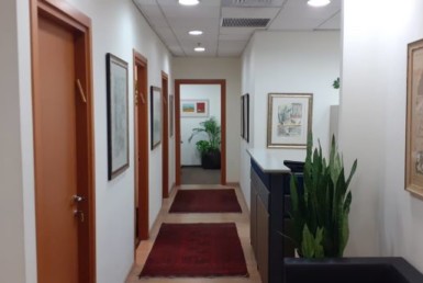 100 מ"ר משרד מטופח בבניין מודרני בק. מטלון, מסדרון