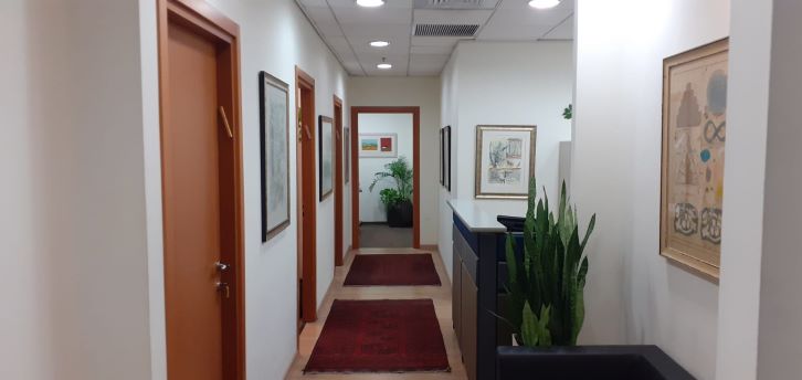 100 מ"ר משרד מטופח בבניין מודרני בק. מטלון, מסדרון