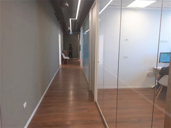 180 מ"ר משרדים מטופחים בבסר 4,מסדרון