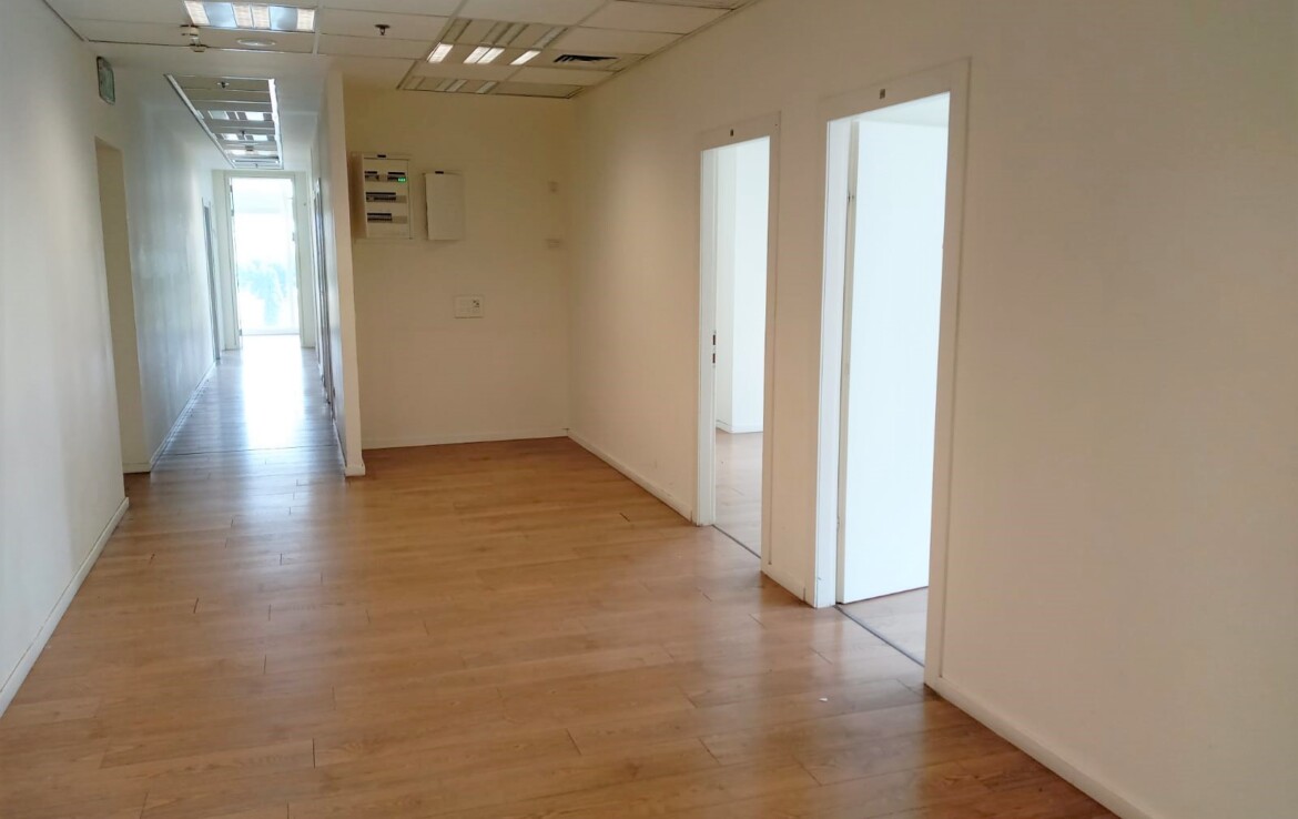 220 מ"ר משרד מטופח להשכרה בבסר 3, מסדרון 1