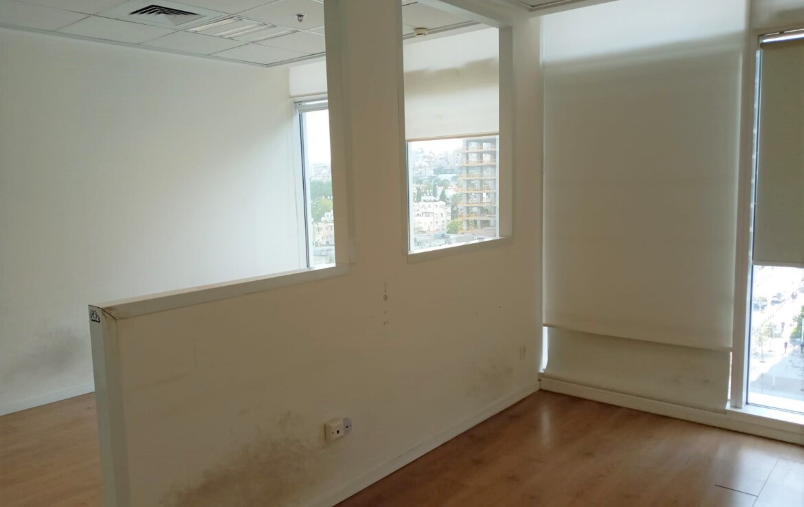 220 מ"ר משרד מטופח להשכרה בבסר 3, חדר עבודה