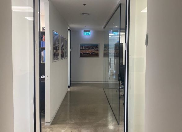 280 מ"ר משרדים להשכרה בבסר, קירות זכוכית