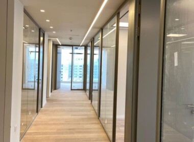 285 מ"ר משרד בבניין חדש בקרית מטלון פ"ת, מסדרון עם זכוכיות