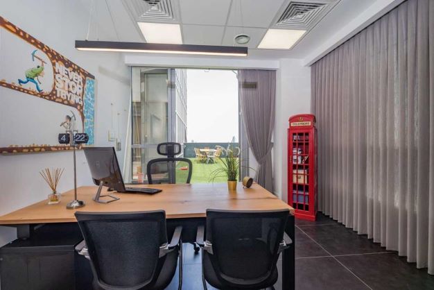 משרד הי טק להשכרה בבני ברק, מטופח ומעוצב אדריכלית, חדר עבודה