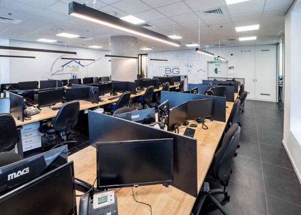 משרד הי טק להשכרה בבני ברק, מטופח ומעוצב אדריכלית, אופן ספייס, 40 עמדות.