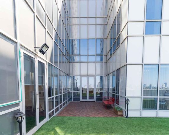 משרד הי טק להשכרה בבני ברק, מטופח ומעוצב אדריכלית, המגדל מבחוץ