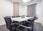 משרד הי טק להשכרה בבני ברק, מטופח ומעוצב אדריכלית, חדר ישיבות
