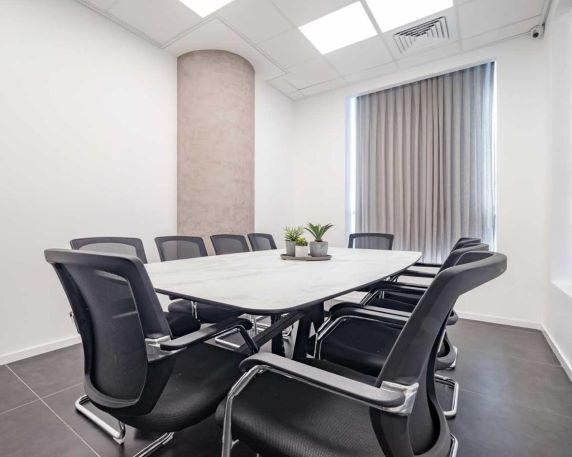 משרד הי טק להשכרה בבני ברק, מטופח ומעוצב אדריכלית, חדר ישיבות