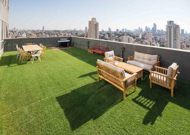 משרד הי טק להשכרה בבני ברק, מטופח ומעוצב אדריכלית, מרפסת