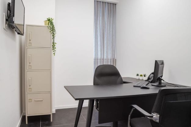 משרד הי טק להשכרה בבני ברק, מטופח ומעוצב אדריכלית, חדר עבודה קטן