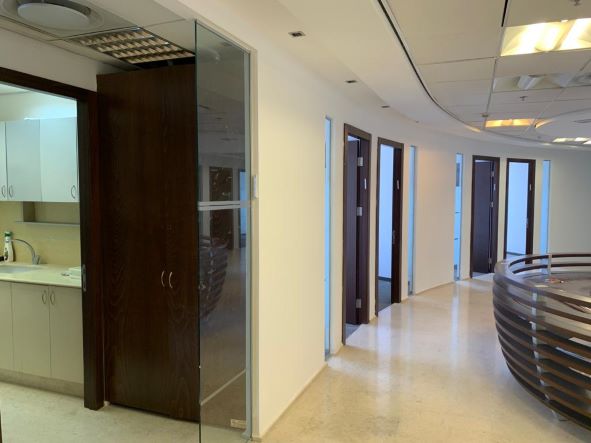265 מ"ר משרד מטופח בגימור גבוה, בקומה גבוהה במגדל משה אביב, מסדרון ומטבחון