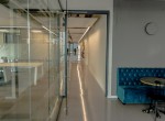 450 מ"ר משרד מטופח להשכרה על יגאל אלון, קירות זכוכית, חדרים רבים, אופן ספייס
