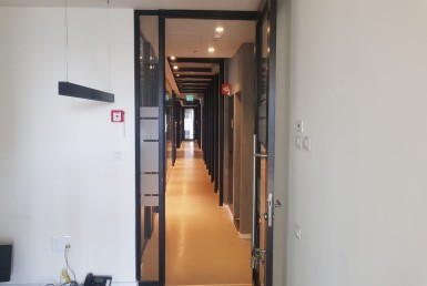 850 מ"ר משרדים מטופחים להשכרה בבניין ייצוגי על ציר יגאל אלון, מסדרון
