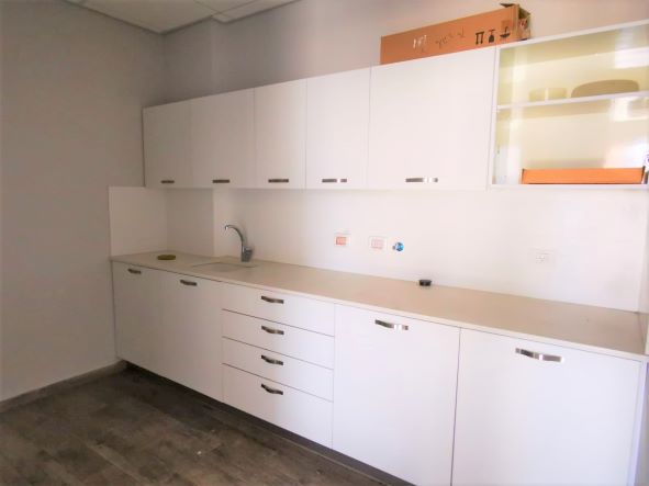 250 מ"ר משרד להשכרה בבנין בוטיק בגיזרת בסר, מטבחון