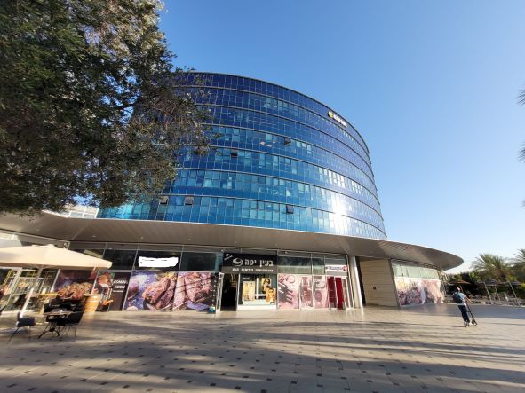 במתחם משולב של משרדים ומסחר, להשכרה מגוון שטחי מסחר יפים בקומת הקרקע מול פארק רעננה, המתחם מרחוק
