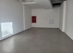 במתחם משולב של משרדים ומסחר, להשכרה מגוון שטחי מסחר יפים בקומת הקרקע מול פארק רעננה, חלל לדוגמא