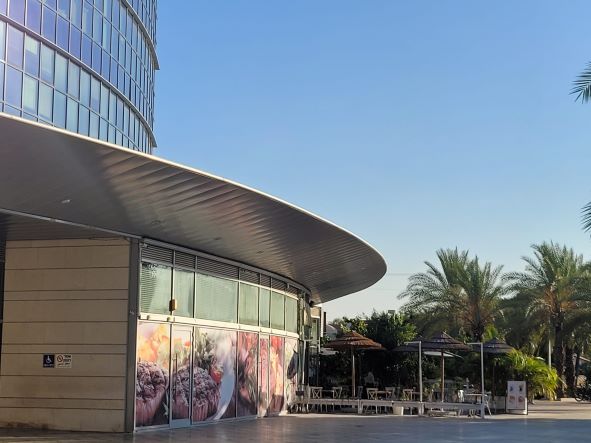 במתחם משולב של משרדים ומסחר, להשכרה מגוון שטחי מסחר יפים בקומת הקרקע מול פארק רעננה, המתחם מקרוב