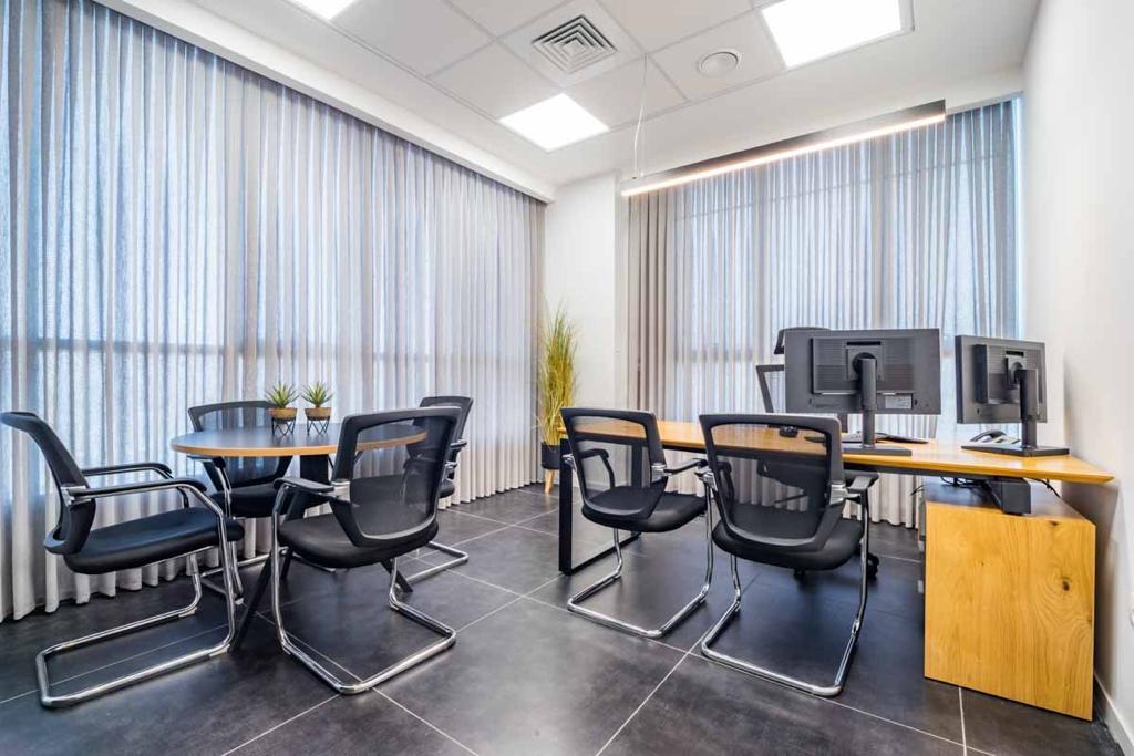 588 מ"ר במגדל יוקרתי ומפואר בבני ברק, ריהוט מלא כולל ציוד ומחשוב, חדר 1