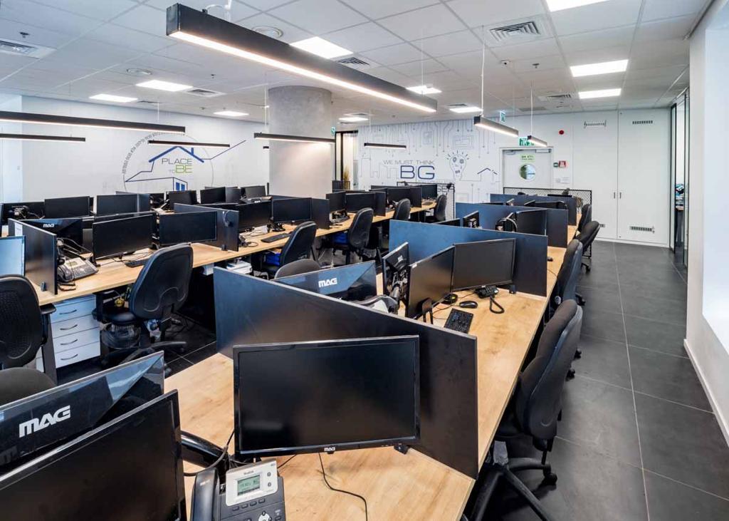 588 מ"ר במגדל יוקרתי ומפואר בבני ברק, ריהוט מלא כולל ציוד ומחשוב, אופן ספייס