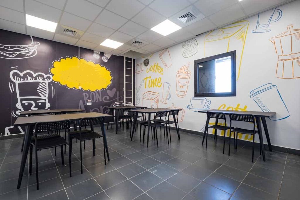 588 מ"ר במגדל יוקרתי ומפואר בבני ברק, ריהוט מלא כולל ציוד ומחשוב, קפיטריה