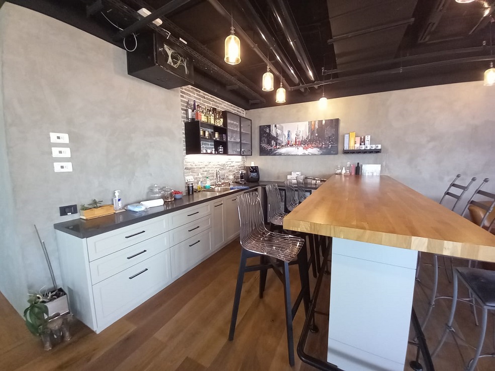 320 מ"ר בבניין בסר בבני ברק, מפוארים ומרווחים, מרפסת גדולה עם נוף מרהיב, מטבחון