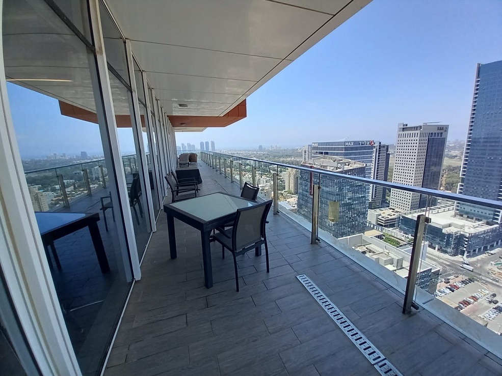 320 מ"ר בבניין בסר בבני ברק, מפוארים ומרווחים, מרפסת גדולה עם נוף מרהיב, מרפסת