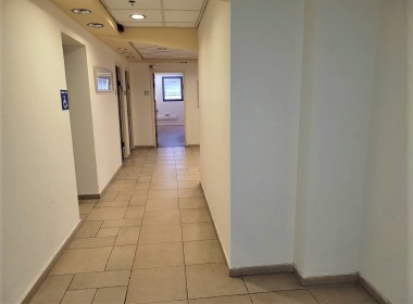 250 מ"ר בבניין מודרני בגבעת שמואל, מוארים, חדרים