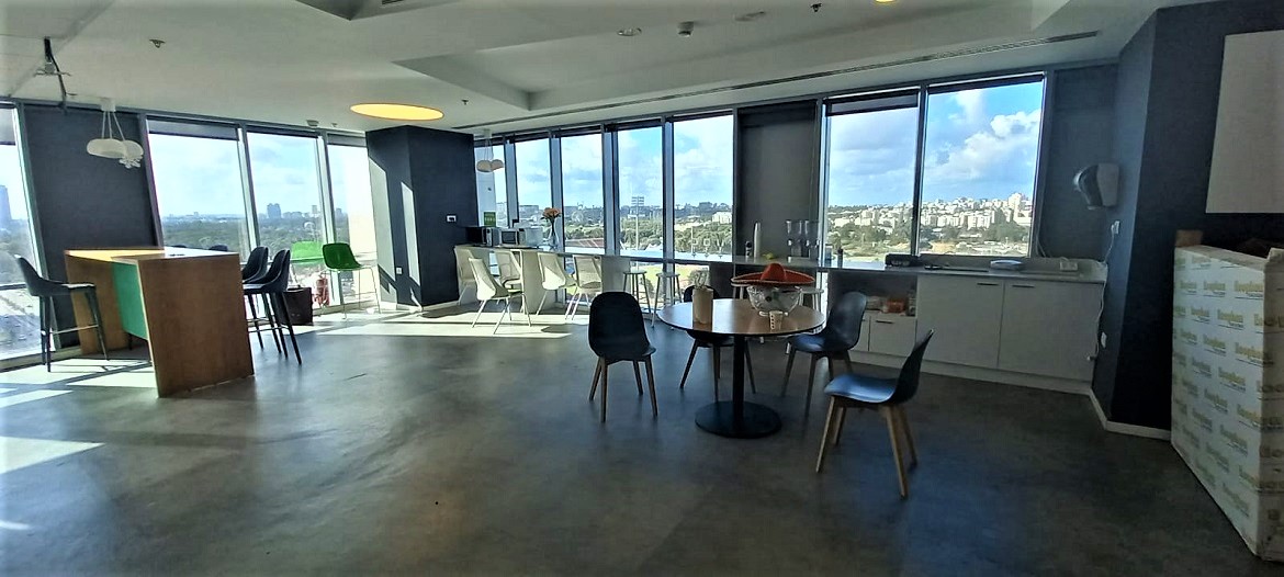 1,200 מ"ר במגדל מפואר בבני ברק, קומה עצמאית, מושקעים ומטופחים, מטבחון וקפיטריה