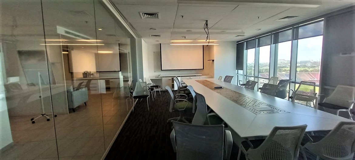 1,200 מ"ר במגדל מפואר בבני ברק, קומה עצמאית, מושקעים ומטופחים, חדר ישיבות