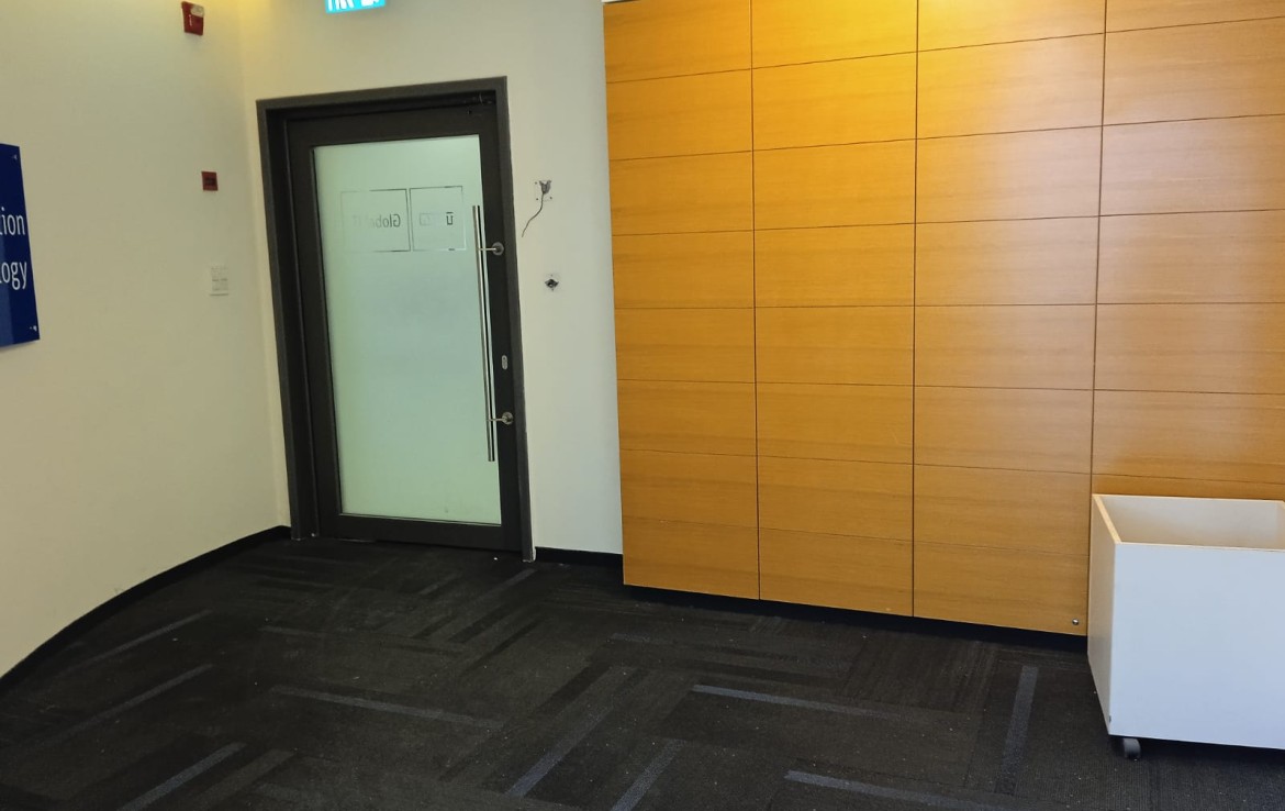 קומת משרדים 2,000 מ"ר להשכרה בבניין מטופח בקרית אריה, כניסה