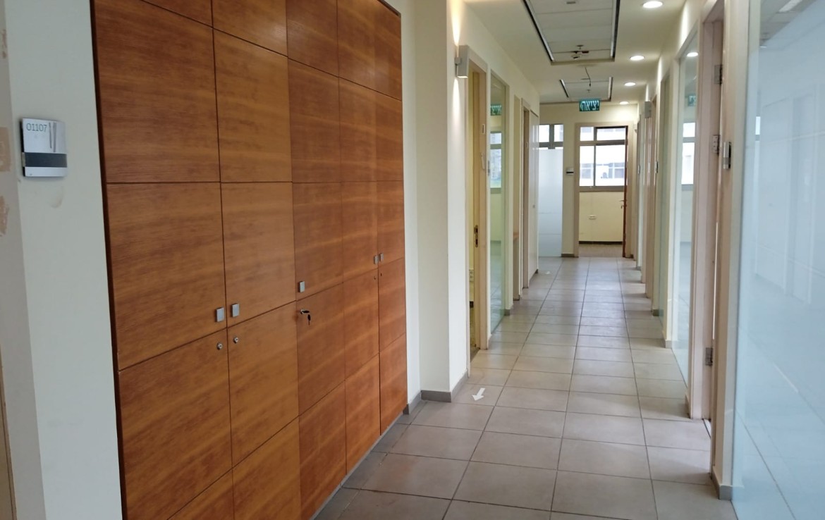 קומת משרדים 2,000 מ"ר להשכרה בבניין מטופח בקרית אריה, מסדרון