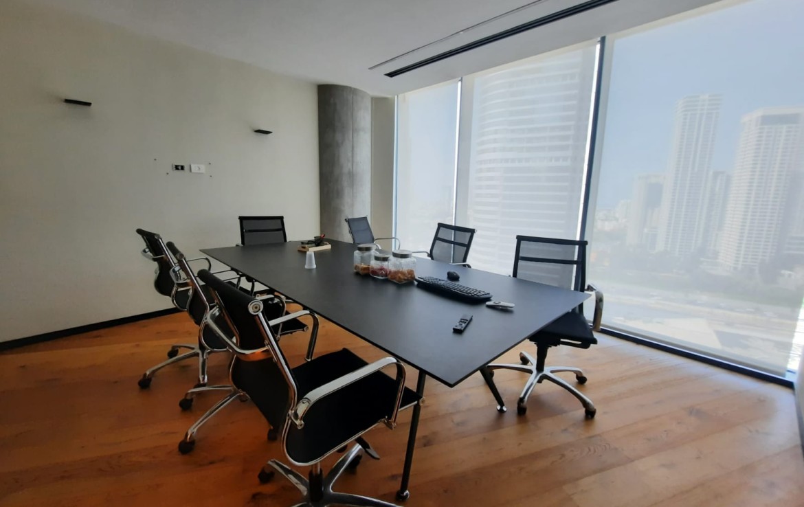 320 מ"ר משרד חדש במגדל ספיר המפואר מעוצב ברמה גבוהה, מרוהט ק' גבוהה פונה לים, חדר ישיבות קטן