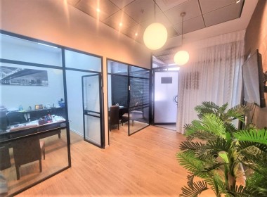 60 מ"ר משרד להשכרה בבניין יצוגי על ציר יגאל אלון בת"א, קרובים לרכבות