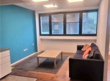 עמדת ההמתנה במשרד ופינת הישיבה