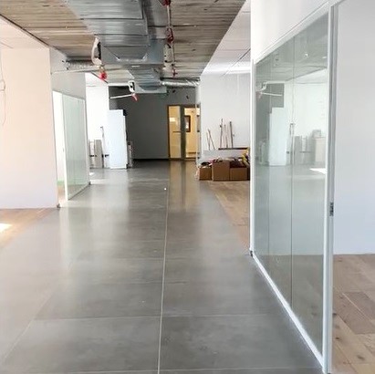 455 מ"ר משרדים להשכרה בבניין יצוגי על ציר יגאל אלון בת"א, ברמת גימור גבוהה, מעולים להייטק, חדרים