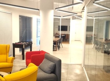 430 מ"ר משרדים להשכרה בבניין מטופח על ציר יגאל אלון בת"א, רמת גימור גבוהה, עמדת המתנה