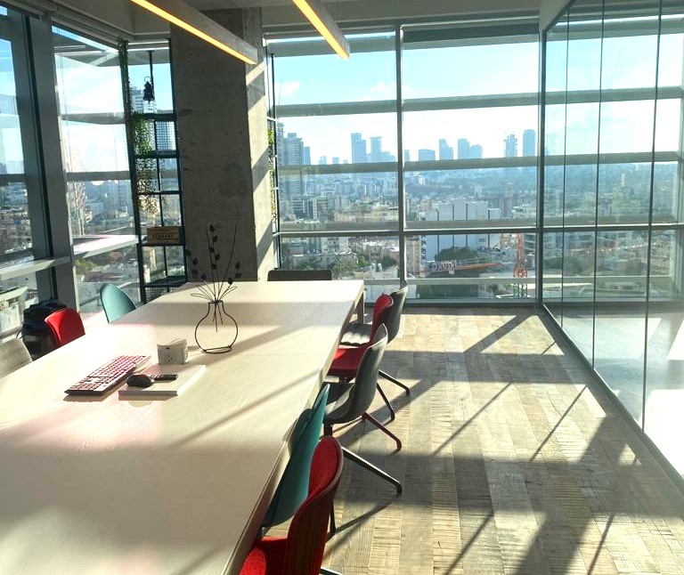 640 מ"ר משרדים להשכרה במגדל מודרני בבני ברק, חלונות גדולים, חדר עבודה
