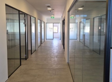 1,250 מ"ר משרדים מיוחדים בצפון הישן של ת"א, סביבה מדהימה, חדרים רבים, קירות ומחיצות זכוכית, משקיפים לים, מסדרון