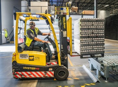 9,000 מ"ר להשכרה מרלו"ג מאובטח באזור יבנה, רחבה תפעולית גדולה המתאימה לפריקה וטעינה