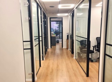 148 מ"ר משרדים להשכרה בבניין יצוגי על ציר יגאל אלון, קרובים לרכבת